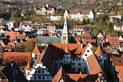 Blick vom Turm der Stiftskirche in Tbingen auf das Wilhelmsstift und die Altstadt (nach Norden); Copyright: Roman Eisele / Wikimedia Commons / CC-BY-SA-3.0 & GFDL ? 1.2
